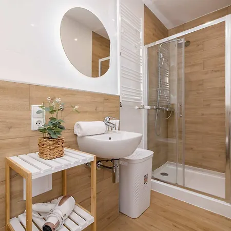 Lägenhet Cozy With Air Conditioning Close To The Center In By Renters *