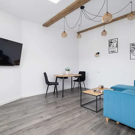 Lägenhet Cozy With Air Conditioning Close To The Center In By Renters *