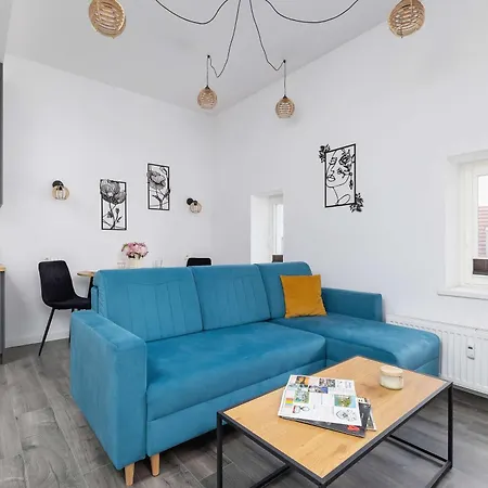 Lägenhet Cozy With Air Conditioning Close To The Center In By Renters *