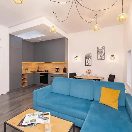 Lägenhet Cozy With Air Conditioning Close To The Center In By Renters