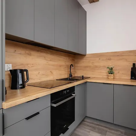 Cozy With Air Conditioning Close To The Center In By Renters *