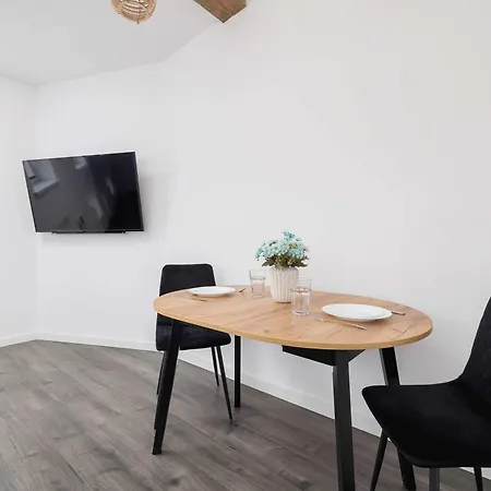 Lägenhet Cozy With Air Conditioning Close To The Center In By Renters