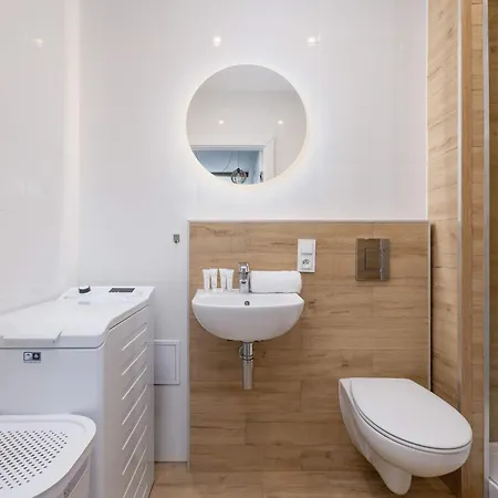 Cozy With Air Conditioning Close To The Center In By Renters Lägenhet