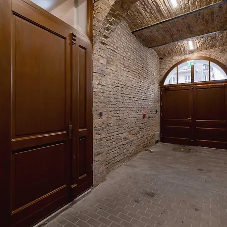 Cozy With Air Conditioning Close To The Center In By Renters