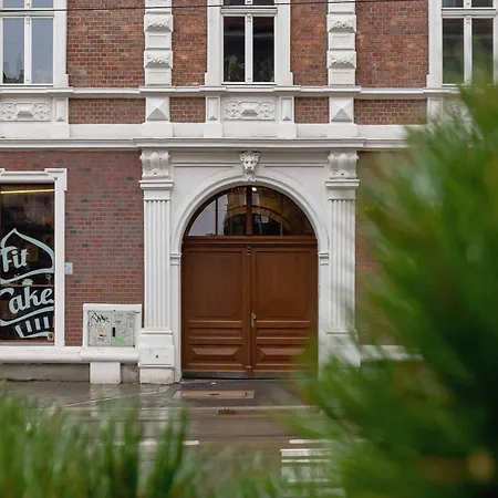 Lägenhet Cozy With Air Conditioning Close To The Center In By Renters